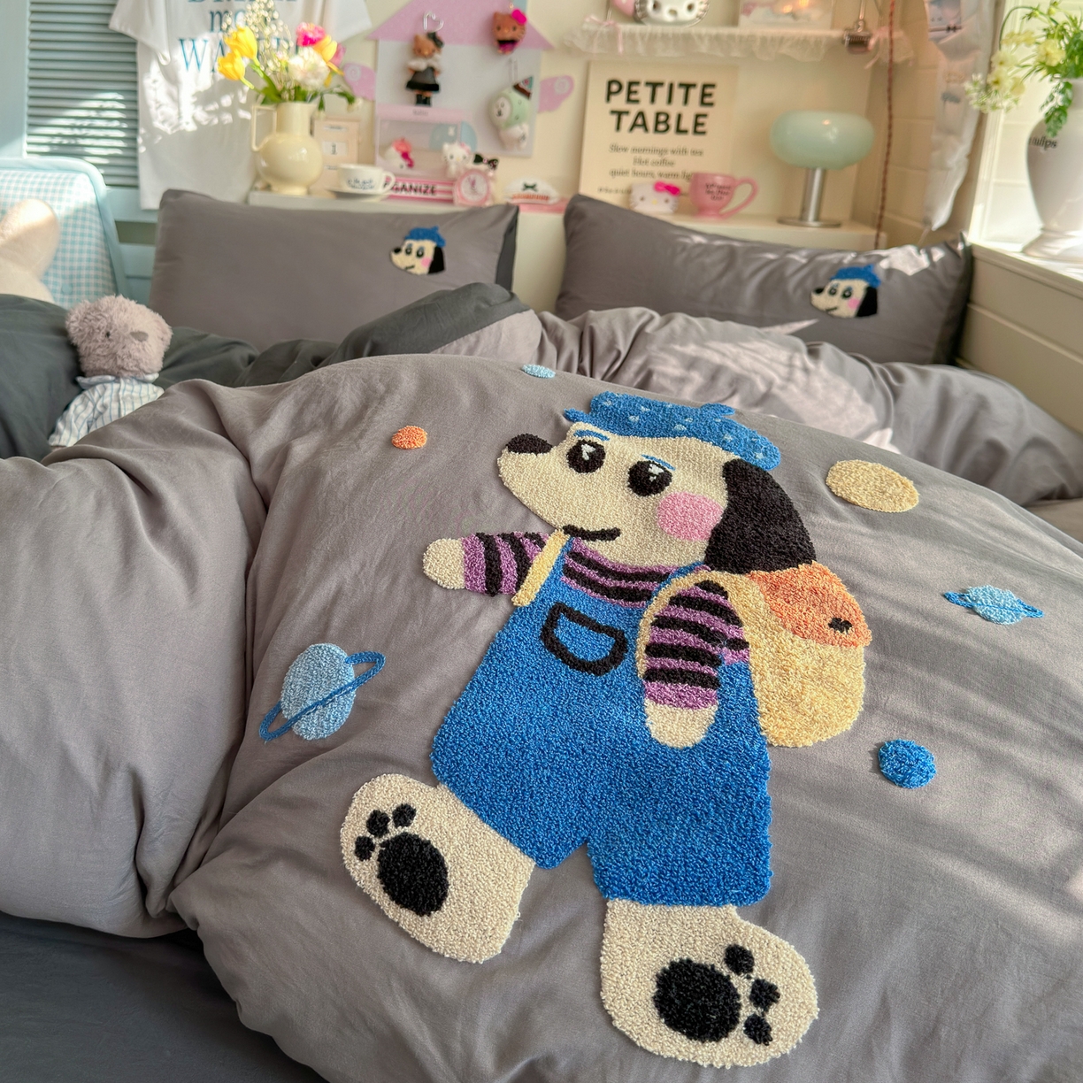 91家纺网 家纺一手货源 找家纺 优卡迪家纺馆 2026新款A类亲肤水洗棉毛巾绣系列四件套下载文件包含买家秀 汪星人-浅灰