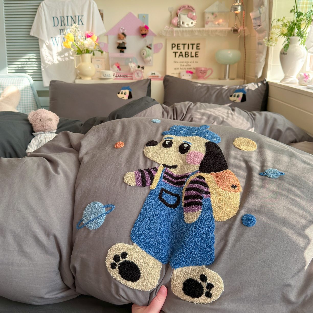 91家纺网 家纺一手货源 找家纺 优卡迪家纺馆 2026新款A类亲肤水洗棉毛巾绣系列四件套下载文件包含买家秀 汪星人-浅灰