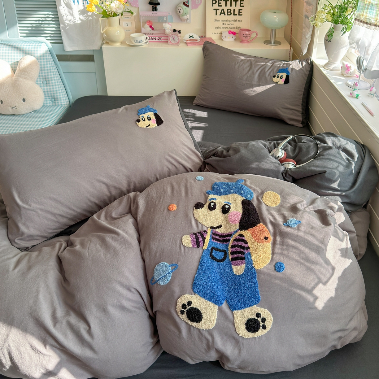 91家纺网 家纺一手货源 找家纺 优卡迪家纺馆 2026新款A类亲肤水洗棉毛巾绣系列四件套下载文件包含买家秀 汪星人-浅灰