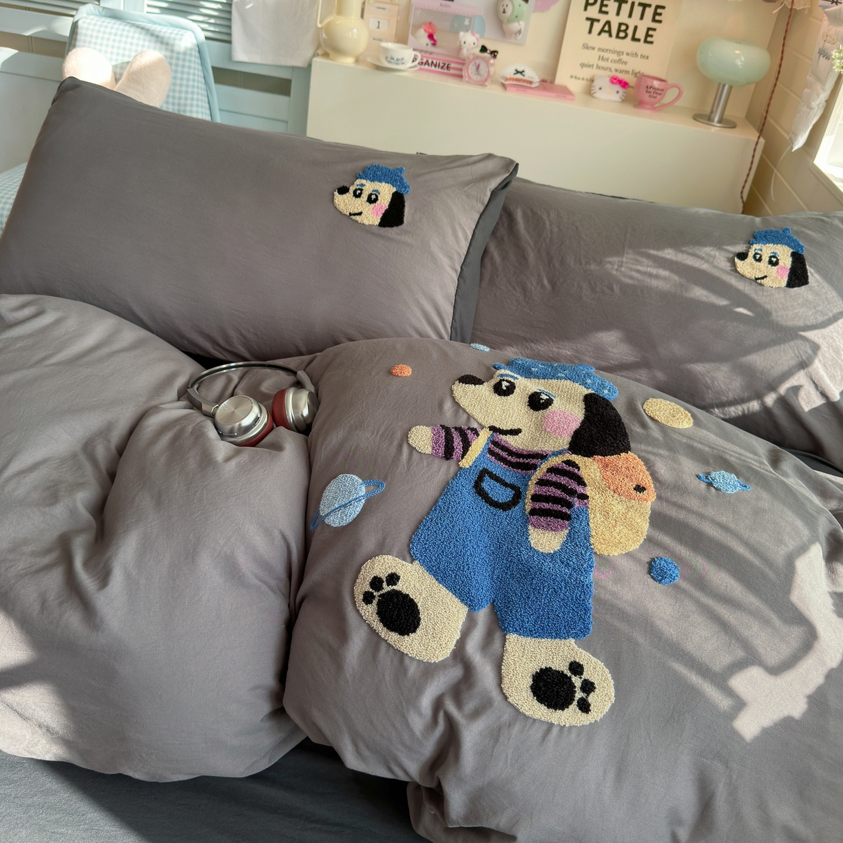 91家纺网 家纺一手货源 找家纺 优卡迪家纺馆 2026新款A类亲肤水洗棉毛巾绣系列四件套下载文件包含买家秀 汪星人-浅灰