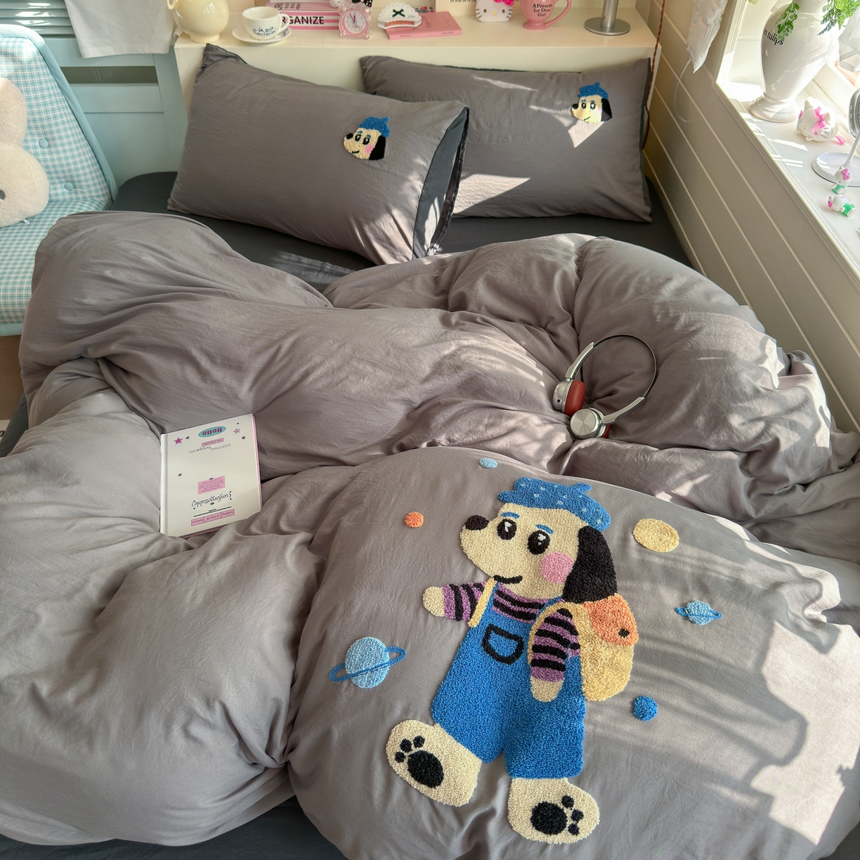 91家纺网 家纺一手货源 找家纺 优卡迪家纺馆 2026新款A类亲肤水洗棉毛巾绣系列四件套下载文件包含买家秀 汪星人-浅灰