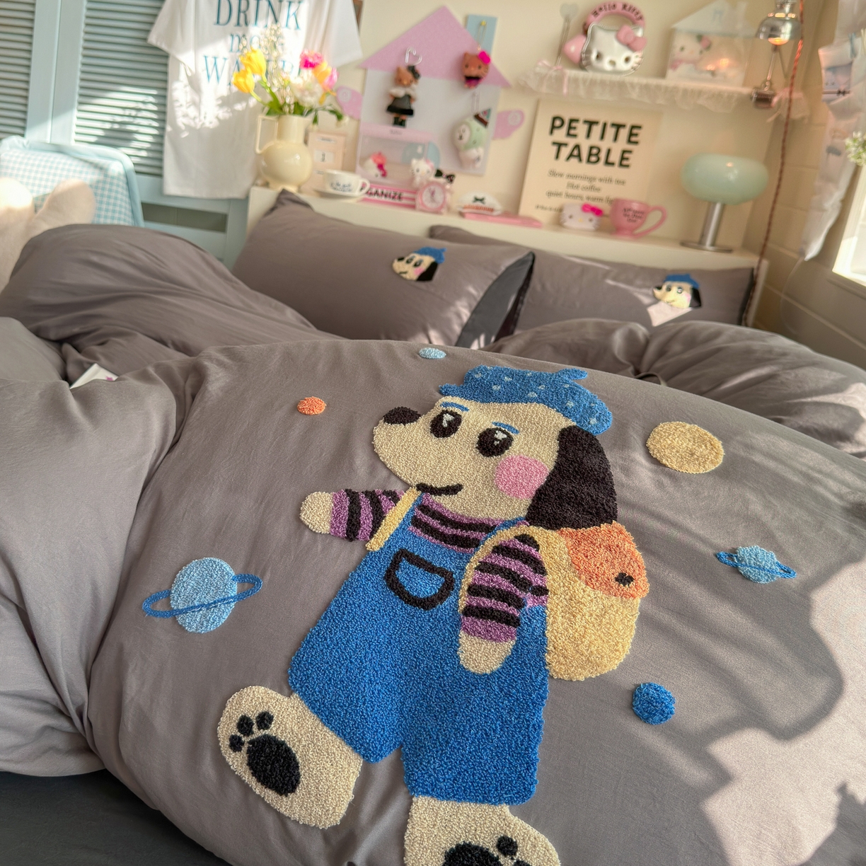 91家纺网 家纺一手货源 找家纺 优卡迪家纺馆 2026新款A类亲肤水洗棉毛巾绣系列四件套下载文件包含买家秀 汪星人-浅灰