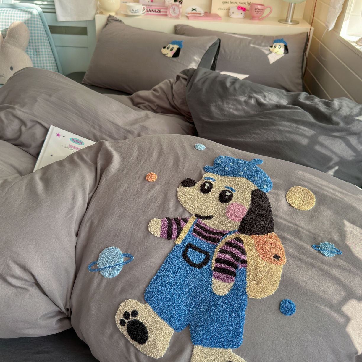 91家纺网 家纺一手货源 找家纺 优卡迪家纺馆 2026新款A类亲肤水洗棉毛巾绣系列四件套下载文件包含买家秀 汪星人-浅灰