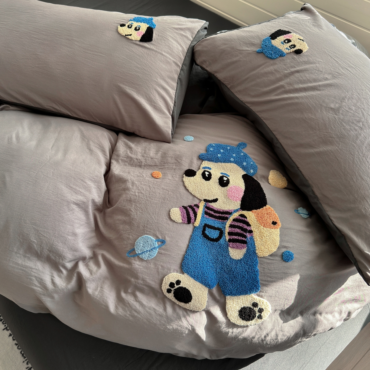 91家纺网 家纺一手货源 找家纺 优卡迪家纺馆 2026新款A类亲肤水洗棉毛巾绣系列四件套下载文件包含买家秀 汪星人-浅灰