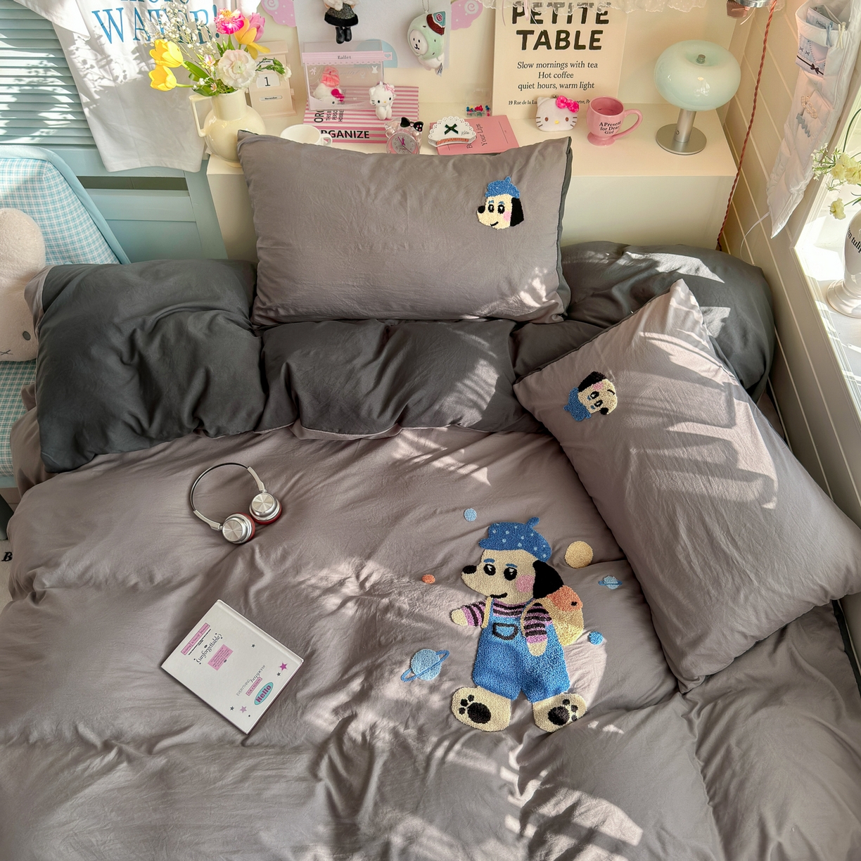 91家纺网 家纺一手货源 找家纺 优卡迪家纺馆 2026新款A类亲肤水洗棉毛巾绣系列四件套下载文件包含买家秀 汪星人-浅灰