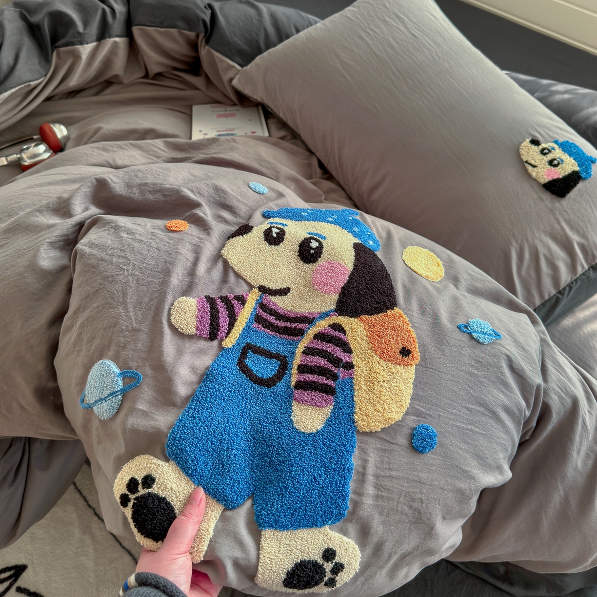 91家纺网 家纺一手货源 找家纺 优卡迪家纺馆 2026新款A类亲肤水洗棉毛巾绣系列四件套下载文件包含买家秀 汪星人-浅灰