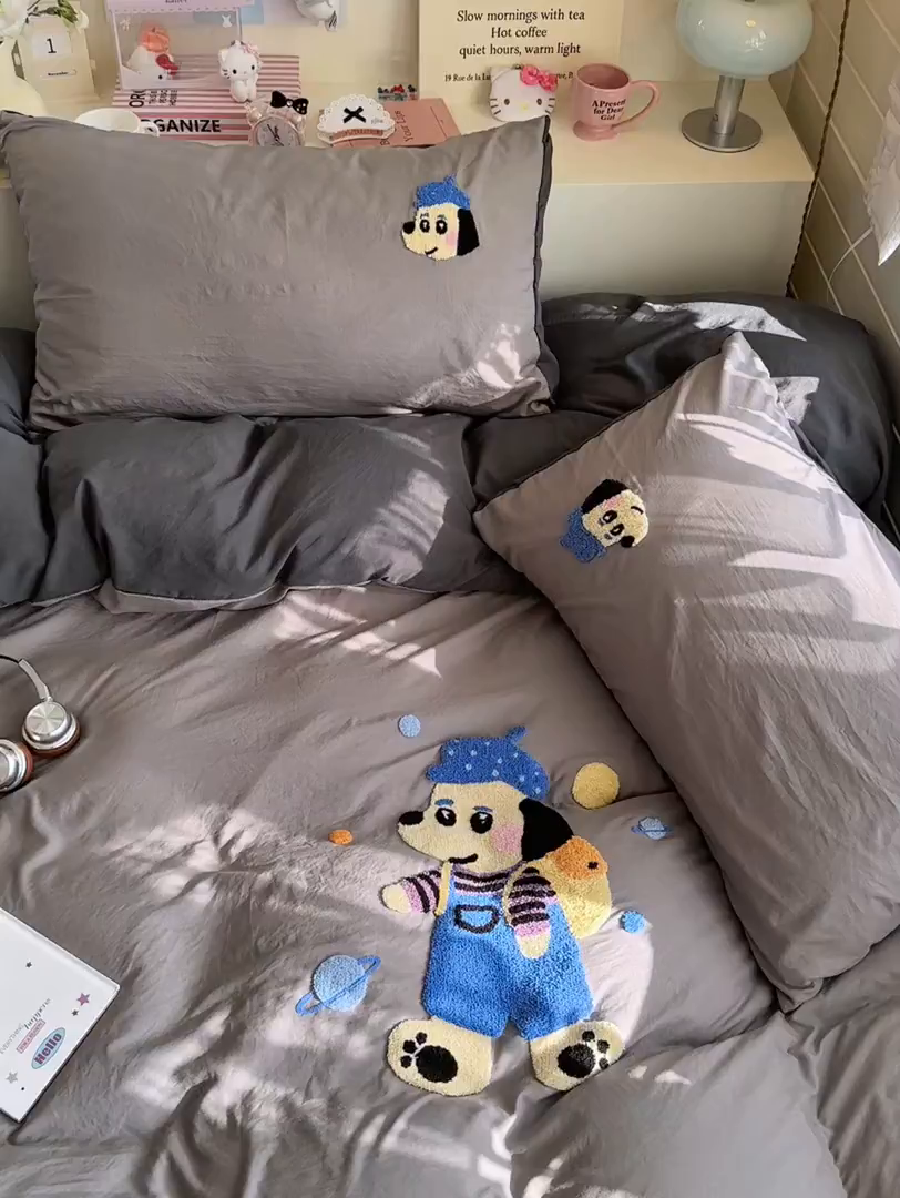 91家纺网 家纺一手货源 找家纺 优卡迪家纺馆 2026新款A类亲肤水洗棉毛巾绣系列四件套下载文件包含买家秀 汪星人-浅灰