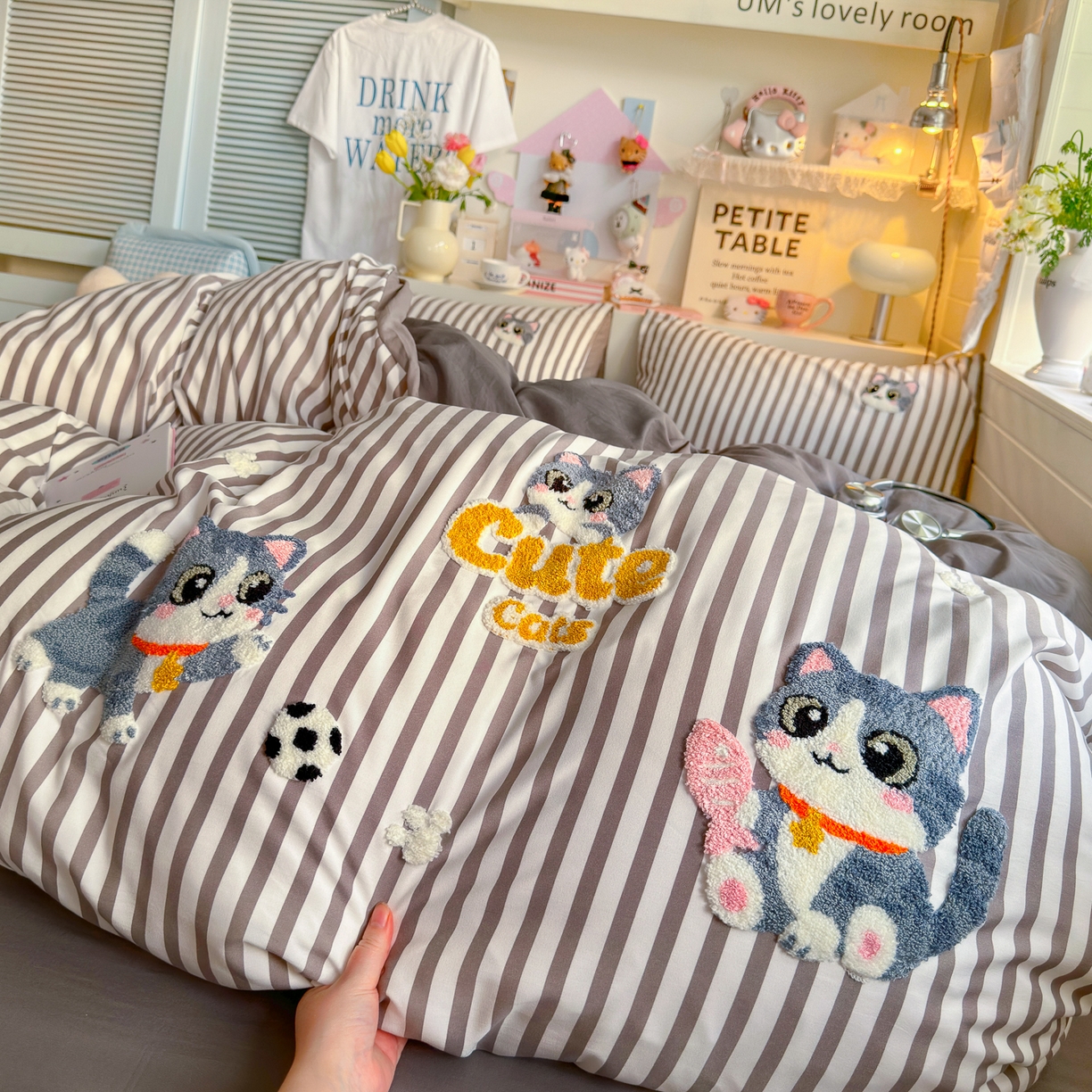 91家纺网 家纺一手货源 找家纺 优卡迪家纺馆 2026新款A类亲肤水洗棉毛巾绣系列四件套下载文件包含买家秀 足球猫喵-银灰