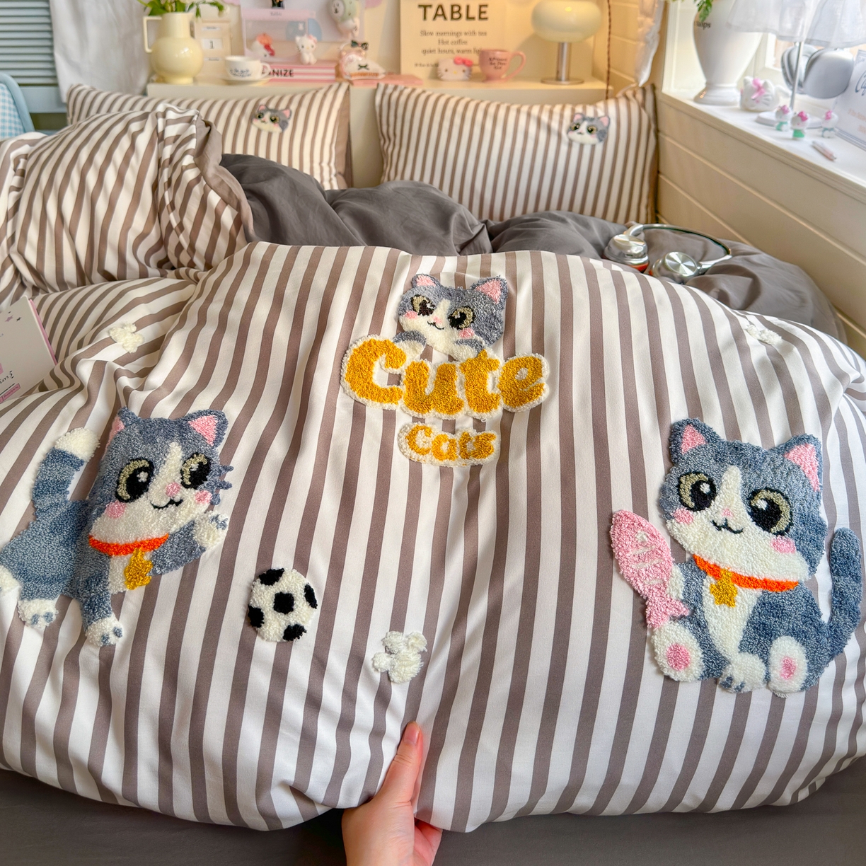 91家纺网 家纺一手货源 找家纺 优卡迪家纺馆 2026新款A类亲肤水洗棉毛巾绣系列四件套下载文件包含买家秀 足球猫喵-银灰