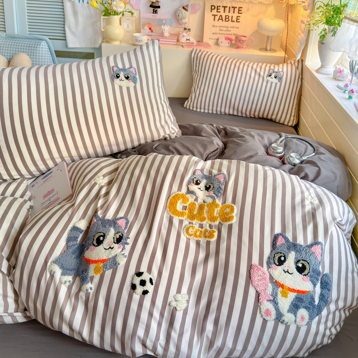 91家纺网 家纺一手货源 找家纺 优卡迪家纺馆 2026新款A类亲肤水洗棉毛巾绣系列四件套下载文件包含买家秀 足球猫喵-银灰