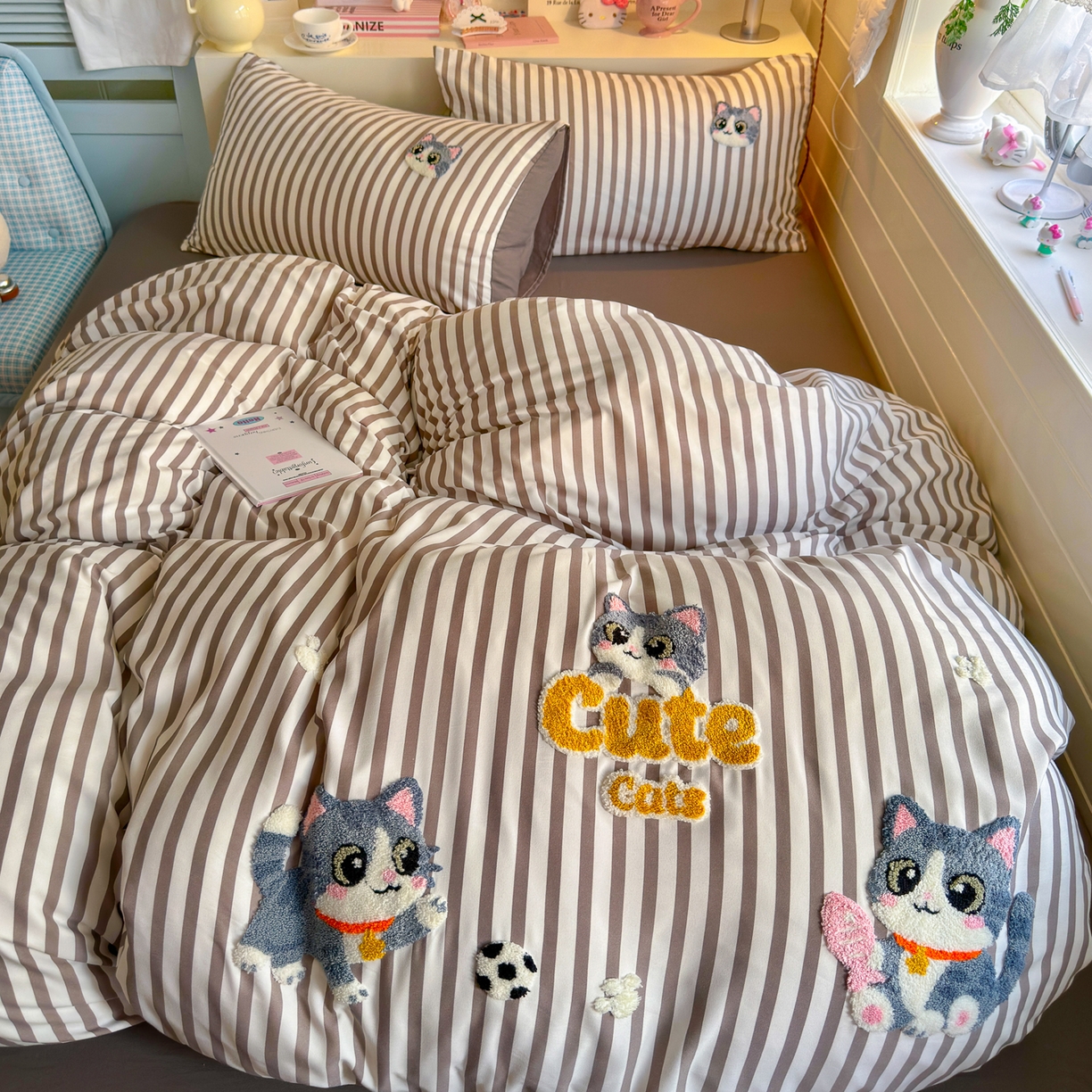 91家纺网 家纺一手货源 找家纺 优卡迪家纺馆 2026新款A类亲肤水洗棉毛巾绣系列四件套下载文件包含买家秀 足球猫喵-银灰