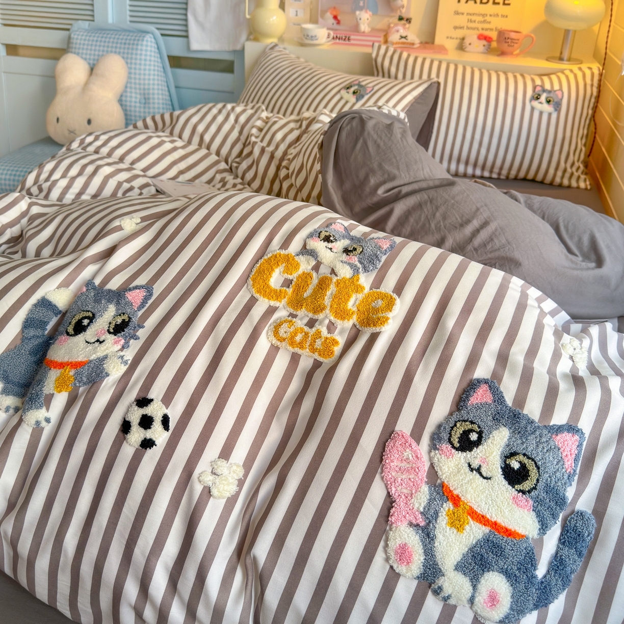 91家纺网 家纺一手货源 找家纺 优卡迪家纺馆 2026新款A类亲肤水洗棉毛巾绣系列四件套下载文件包含买家秀 足球猫喵-银灰