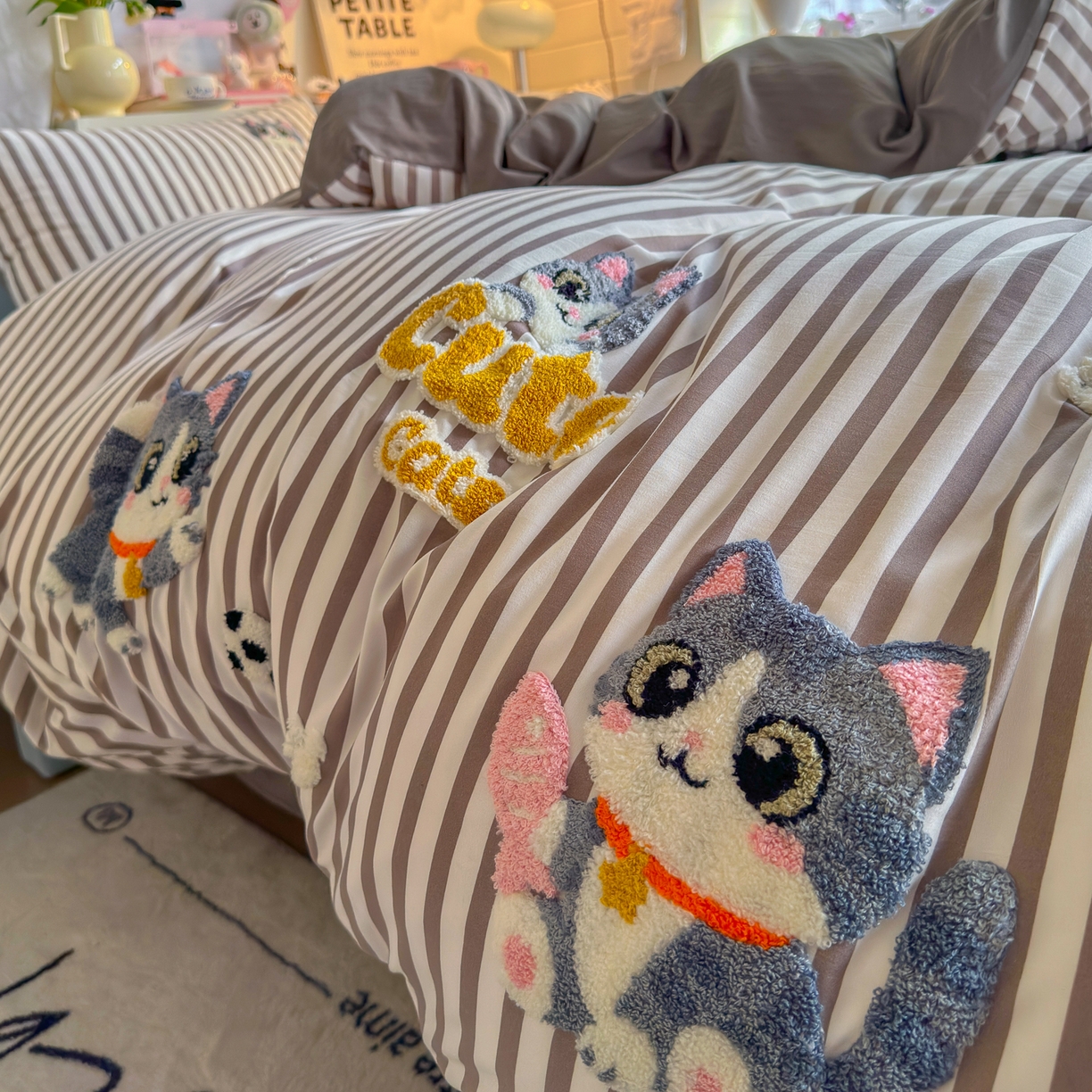 91家纺网 家纺一手货源 找家纺 优卡迪家纺馆 2026新款A类亲肤水洗棉毛巾绣系列四件套下载文件包含买家秀 足球猫喵-银灰