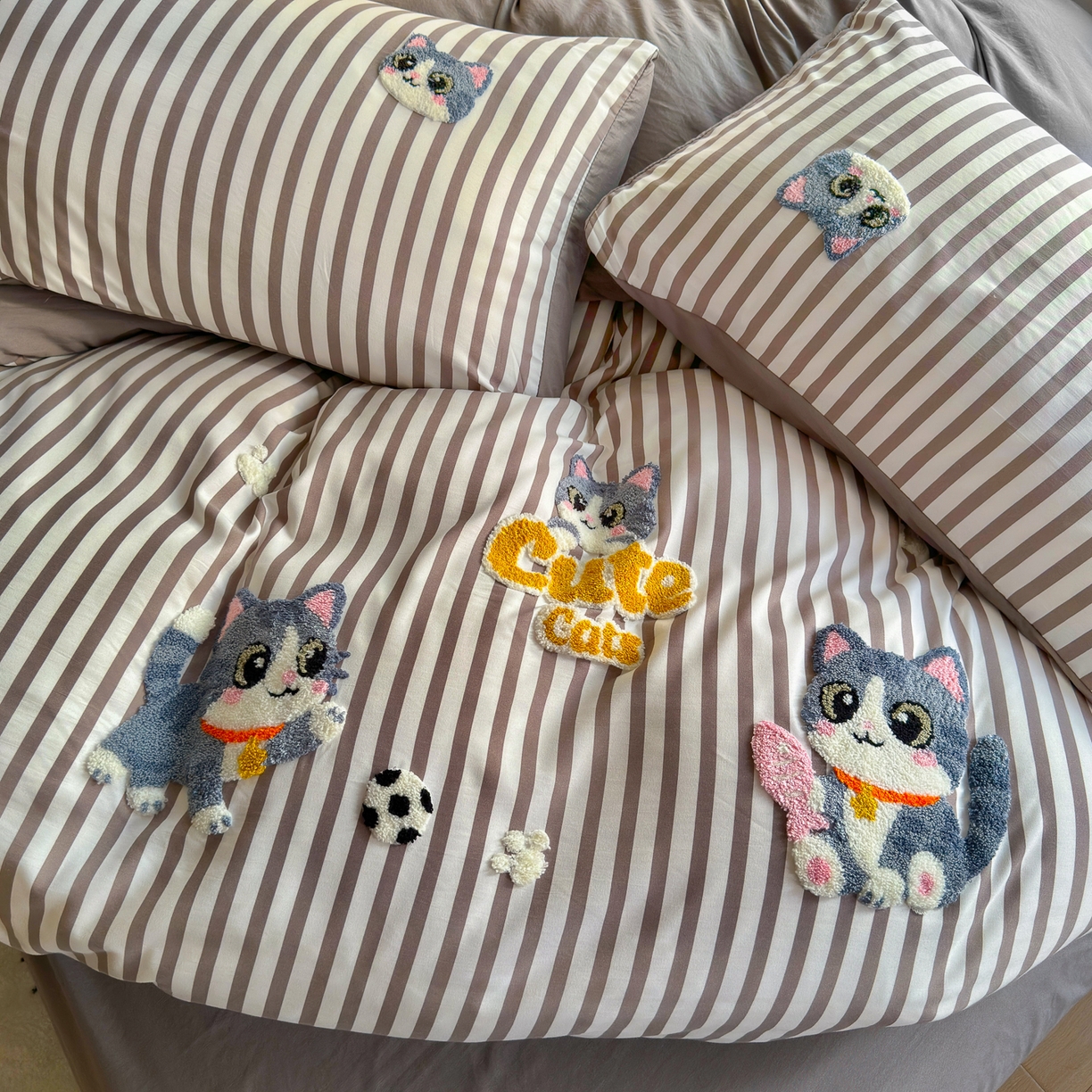 91家纺网 家纺一手货源 找家纺 优卡迪家纺馆 2026新款A类亲肤水洗棉毛巾绣系列四件套下载文件包含买家秀 足球猫喵-银灰