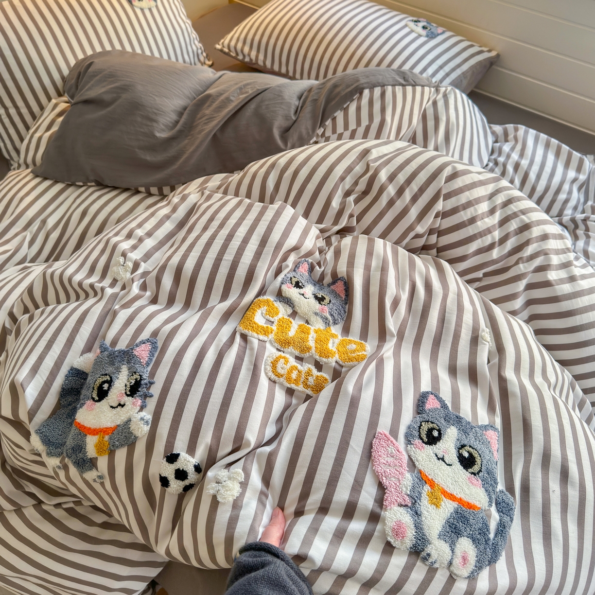 91家纺网 家纺一手货源 找家纺 优卡迪家纺馆 2026新款A类亲肤水洗棉毛巾绣系列四件套下载文件包含买家秀 足球猫喵-银灰