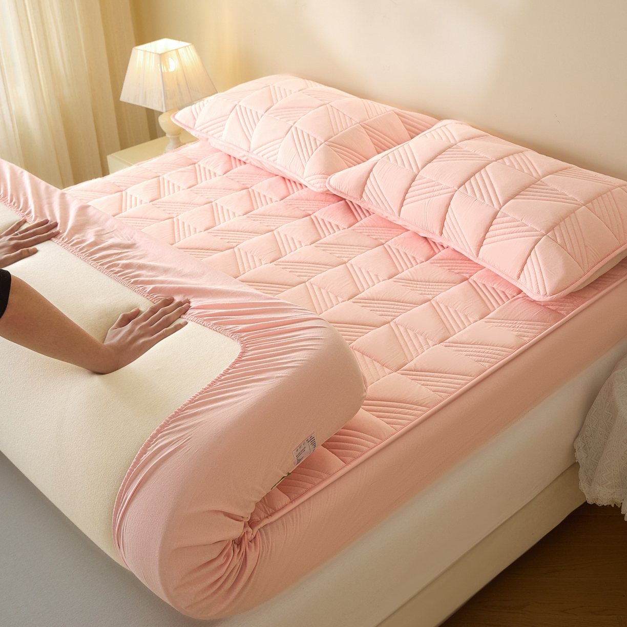 91家纺网 家纺一手货源 找家纺 芬晴家纺 2026新款全棉纯棉夹棉棉花床笠单床笠-方纹系列 方纹-嫩粉