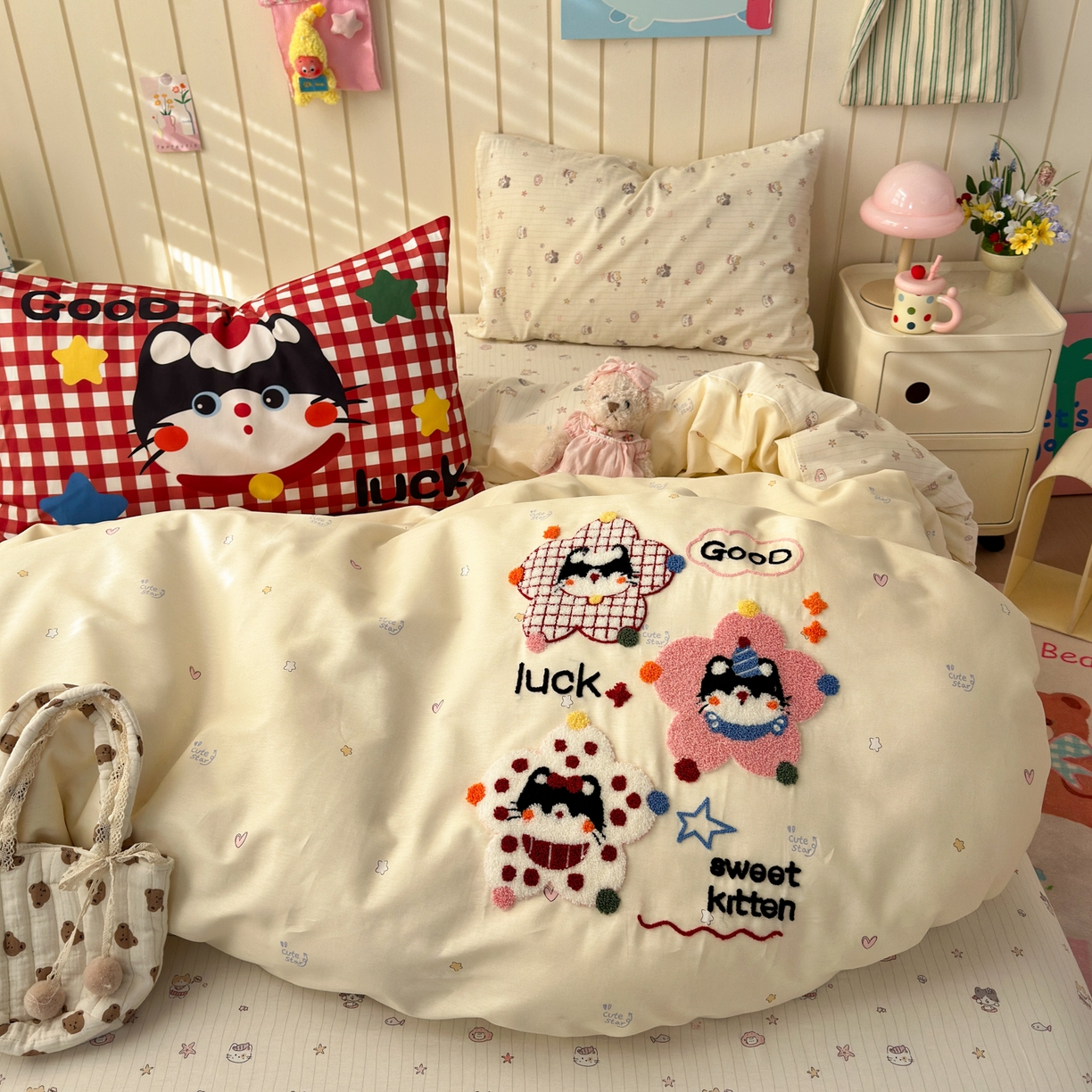 91家纺网 家纺一手货源 找家纺 女子家纺 2026新款13370纯棉毛巾绣呆萌系列四件套第一波 彩色小猫