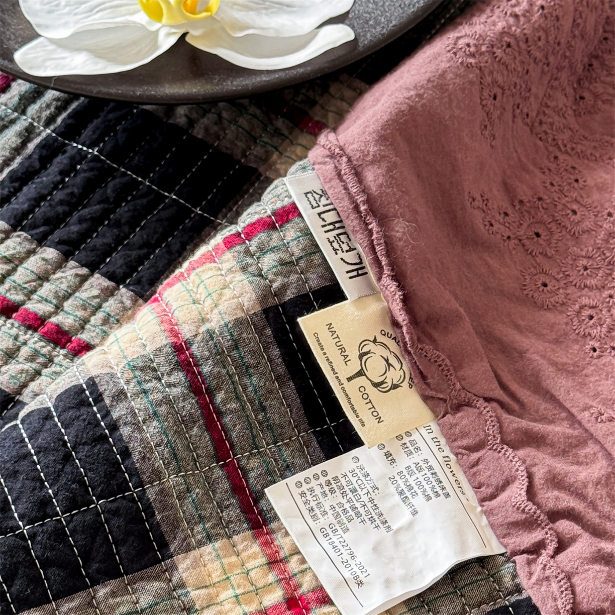 91家纺网 家纺一手货源 找家纺 床盖工厂店 2025新款双面全棉纯棉填充棉花花边款床盖三件套芸素 芸素 黑格