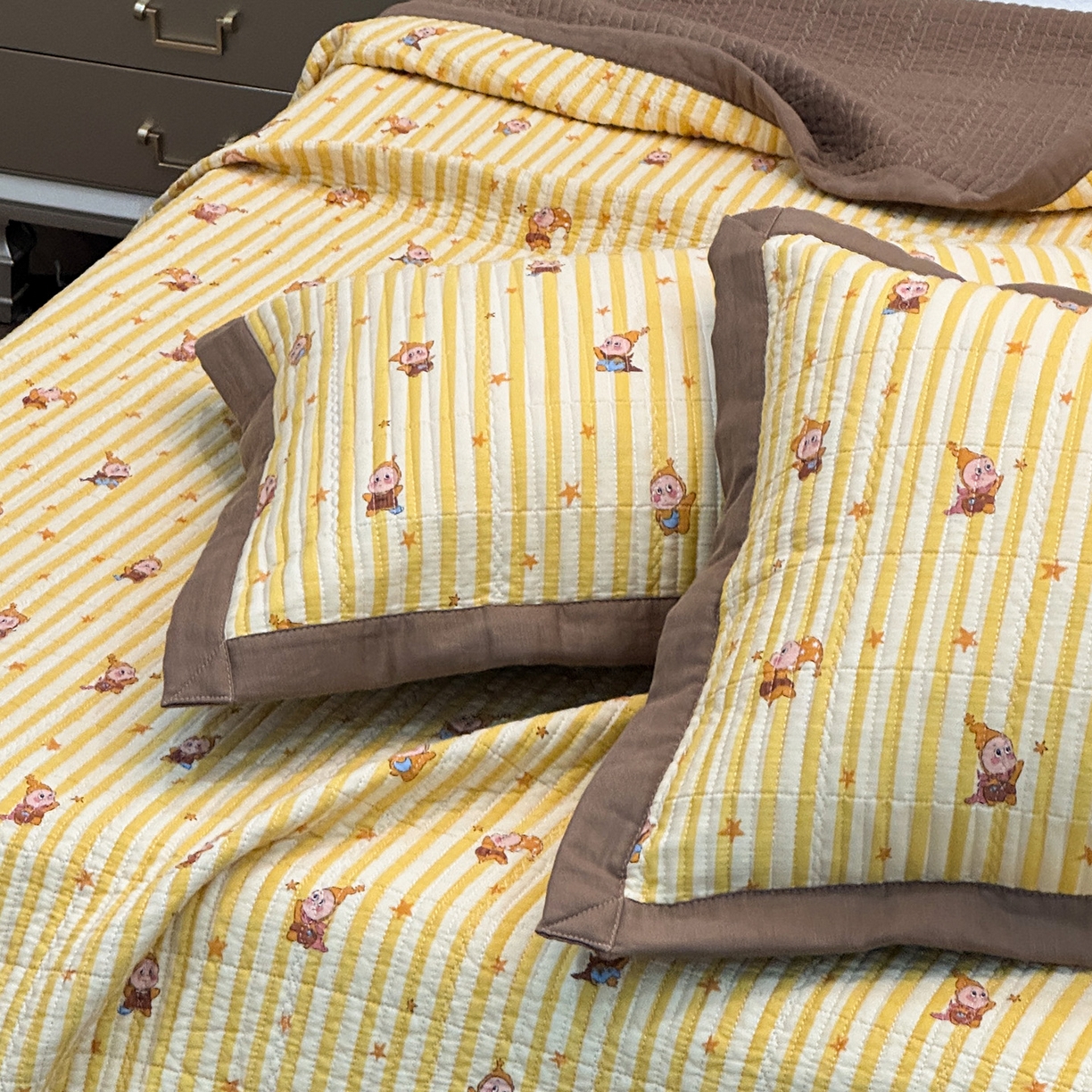 91家纺网 家纺一手货源 找家纺 床盖工厂店 2026新款全棉卡通纱布床盖三件套 萌星 黄