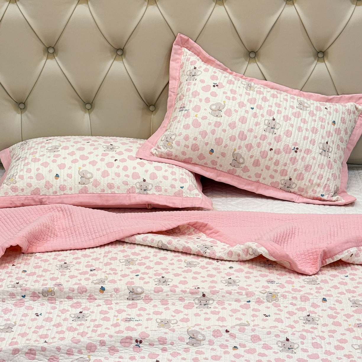 91家纺网 家纺一手货源 找家纺 床盖工厂店 2026新款全棉卡通纱布床盖三件套 斑点象 粉