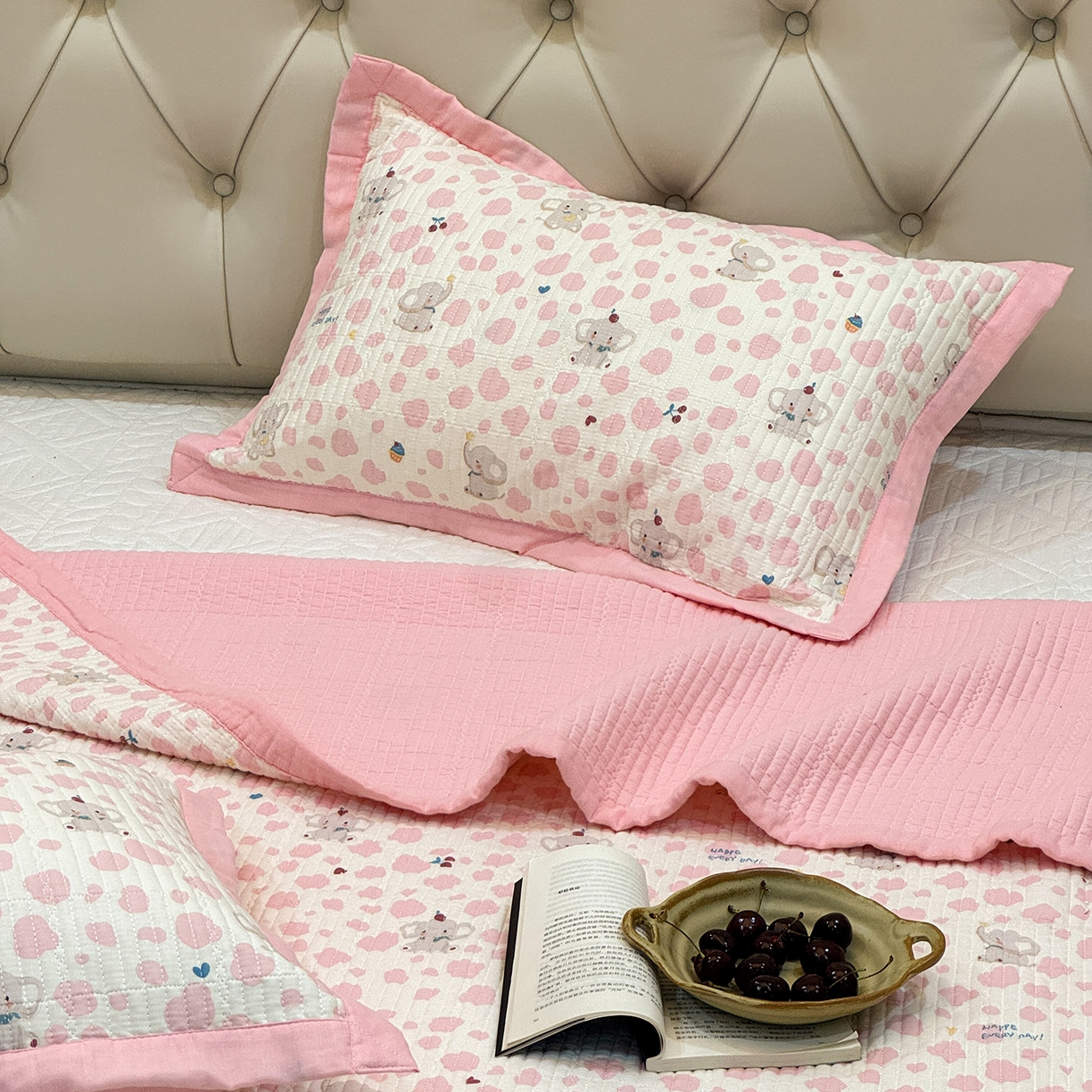 91家纺网 家纺一手货源 找家纺 床盖工厂店 2026新款全棉卡通纱布床盖三件套 斑点象 粉