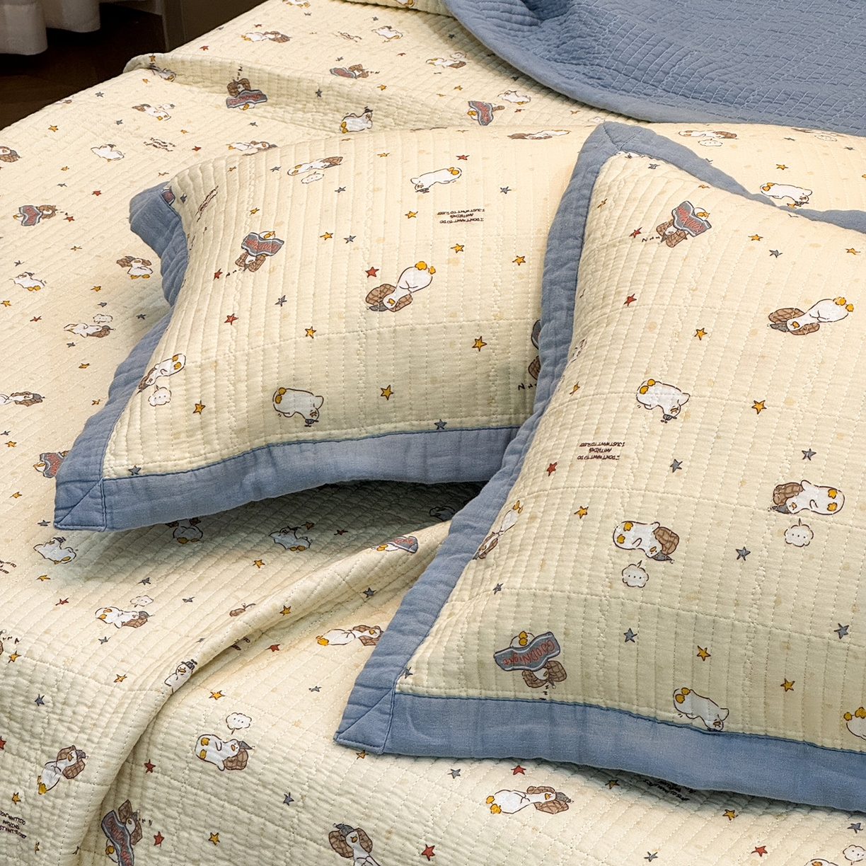 91家纺网 家纺一手货源 找家纺 床盖工厂店 2026新款全棉卡通纱布床盖三件套 趣梦鹅 黄