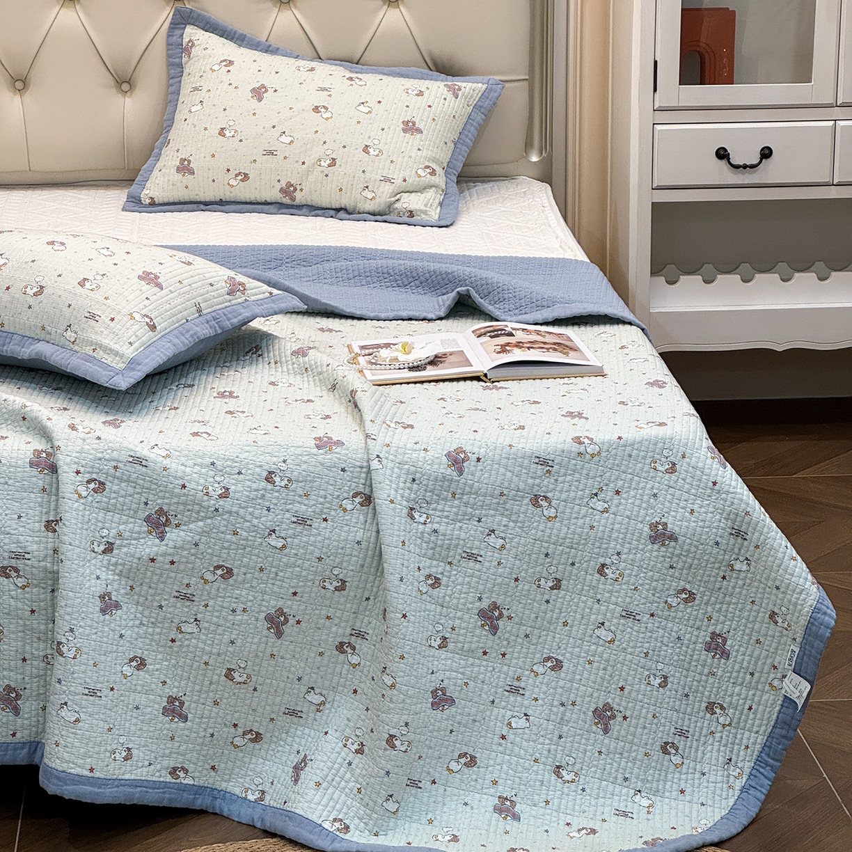 91家纺网 家纺一手货源 找家纺 床盖工厂店 2026新款全棉卡通纱布床盖三件套 趣梦鹅 绿