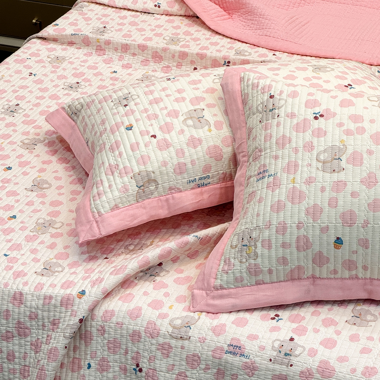 91家纺网 家纺一手货源 找家纺 床盖工厂店 2026新款全棉卡通纱布床盖三件套 斑点象 粉