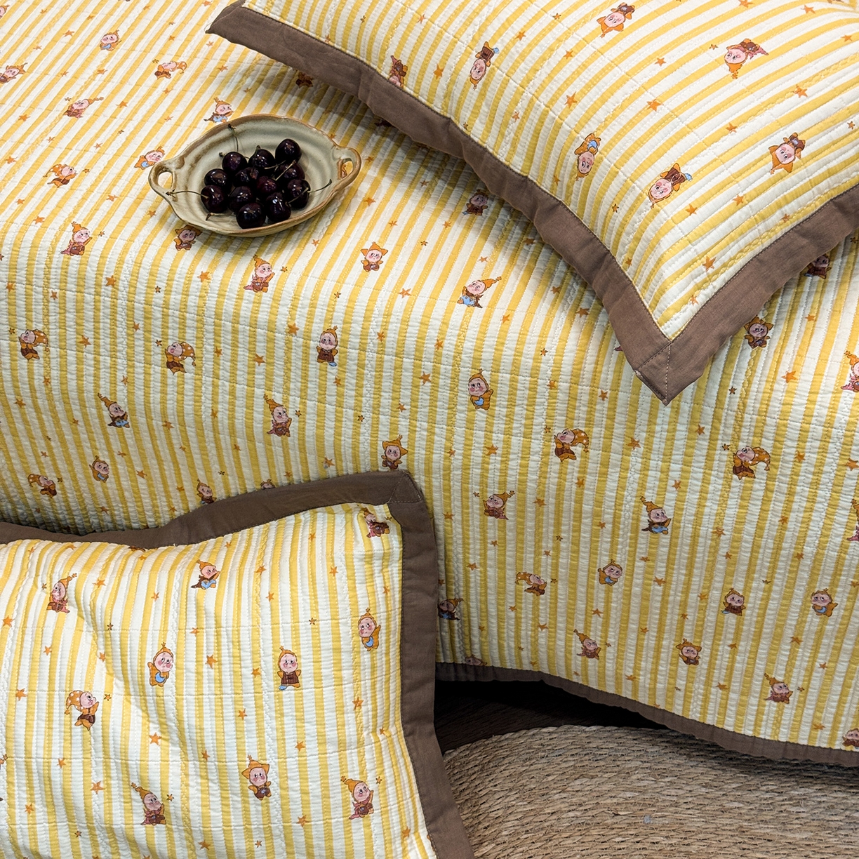 91家纺网 家纺一手货源 找家纺 床盖工厂店 2026新款全棉卡通纱布床盖三件套 萌星 黄