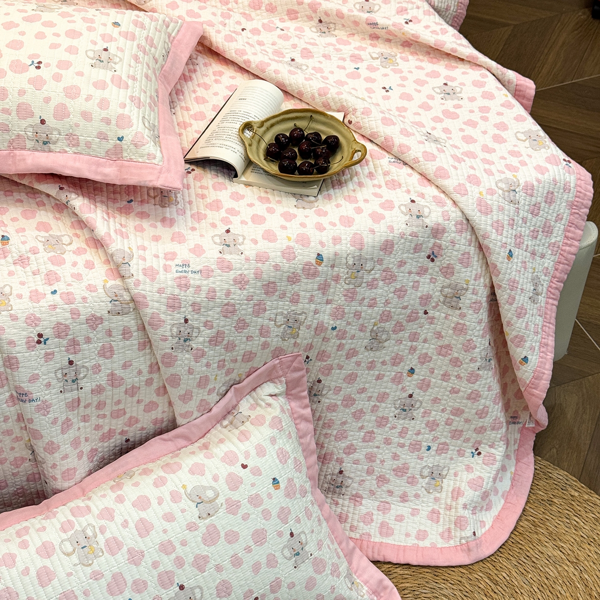 91家纺网 家纺一手货源 找家纺 床盖工厂店 2026新款全棉卡通纱布床盖三件套 斑点象 粉