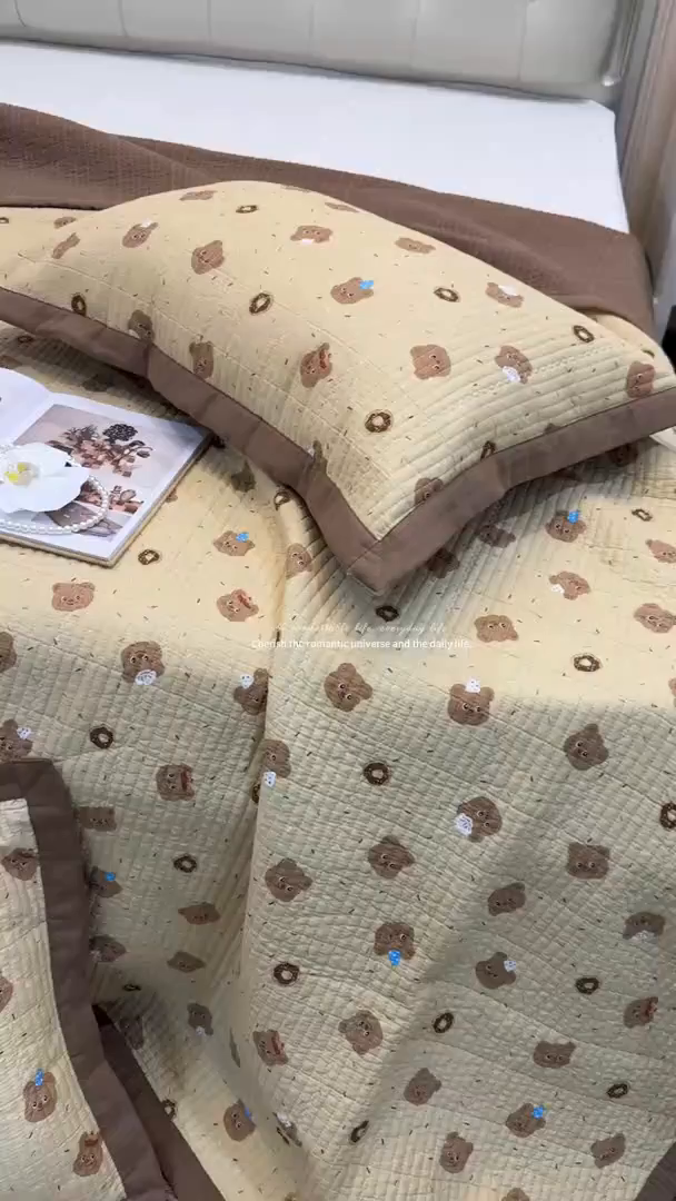 91家纺网 家纺一手货源 找家纺 床盖工厂店 2026新款全棉卡通纱布床盖三件套 嘟比熊