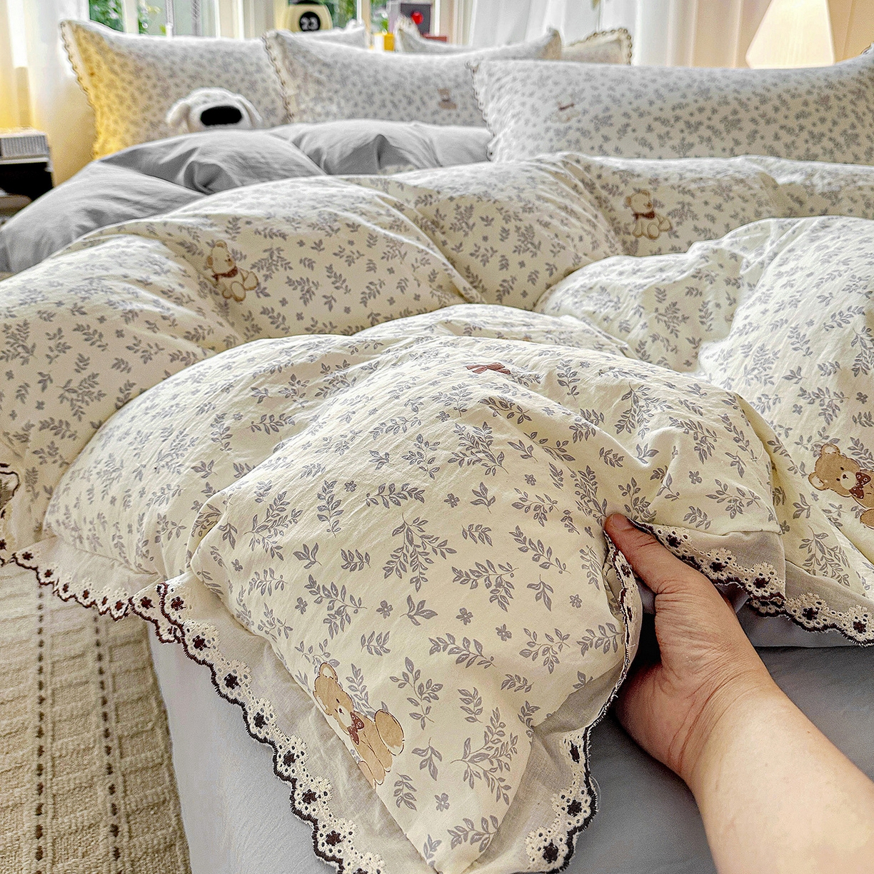 91家纺网 家纺一手货源 找家纺 韩秀家纺 2026新款A类纺棉四件套全棉花边古法水洗棉法式蕾丝花边四件套 花街萌宠