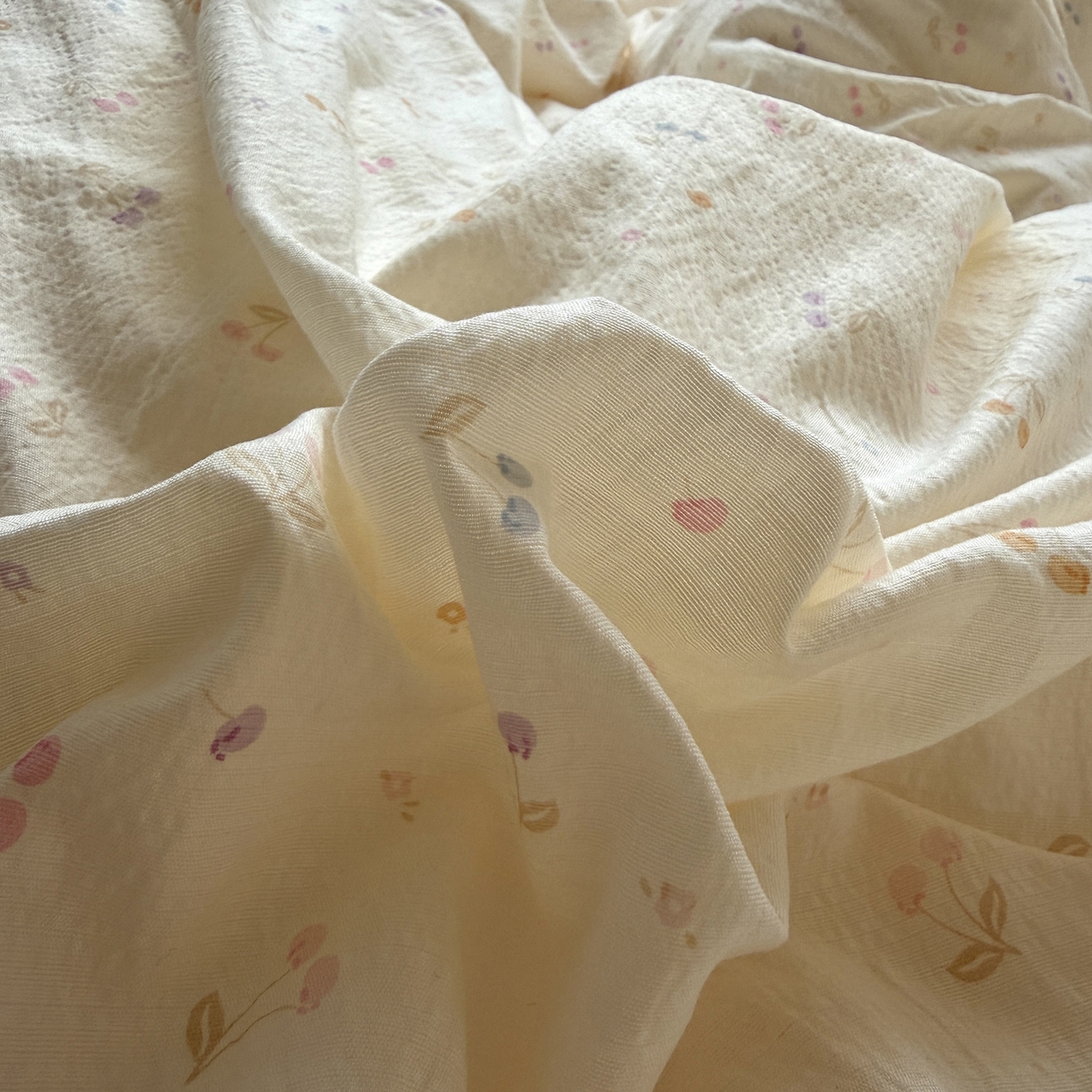 91家纺网 家纺一手货源 找家纺 原素 2026新春ins博主风双拼小碎花花卉水洗棉纱四件套 彩色樱桃