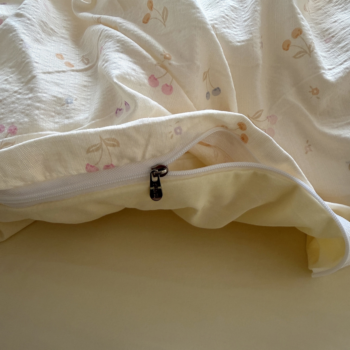 91家纺网 家纺一手货源 找家纺 原素 2026新春ins博主风双拼小碎花花卉水洗棉纱四件套 彩色樱桃