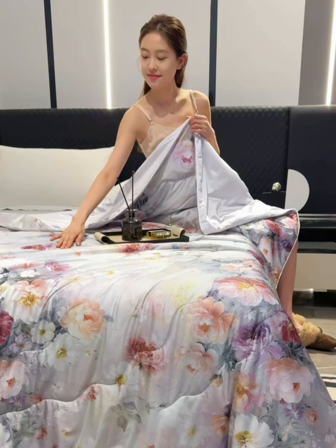 91家纺网 家纺一手货源 找家纺 亚龙工厂店 2026春夏新款直播网销爆款油光丝数码印花锦氨凉感被呱呱被夏被 奥利花园