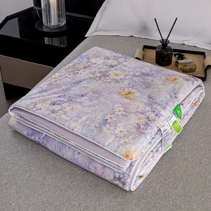 91家纺网 家纺一手货源 找家纺 亚龙工厂店 2026春夏新款直播网销爆款油光丝数码印花锦氨凉感被呱呱被夏被 茉影灰