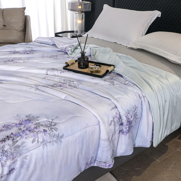 91家纺网 家纺一手货源 找家纺 亚龙工厂店 2026春夏新款直播网销爆款油光丝数码印花锦氨凉感被呱呱被夏被 星蔓兰灰