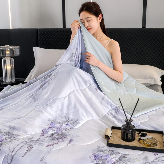 91家纺网 家纺一手货源 找家纺 亚龙工厂店 2026春夏新款直播网销爆款油光丝数码印花锦氨凉感被呱呱被夏被 星蔓兰灰