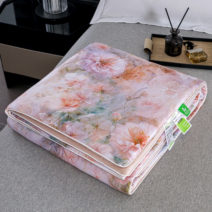 91家纺网 家纺一手货源 找家纺 亚龙工厂店 2026春夏新款直播网销爆款油光丝数码印花锦氨凉感被呱呱被夏被 月荷玉