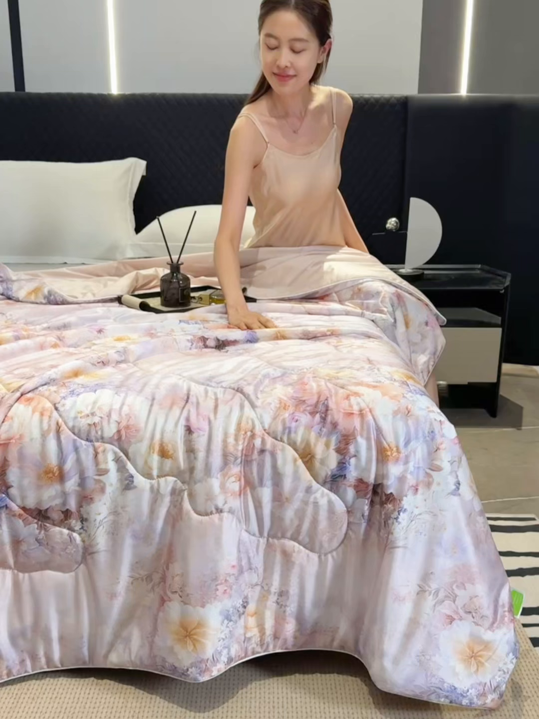 91家纺网 家纺一手货源 找家纺 亚龙工厂店 2026春夏新款直播网销爆款油光丝数码印花锦氨凉感被呱呱被夏被 月荷玉