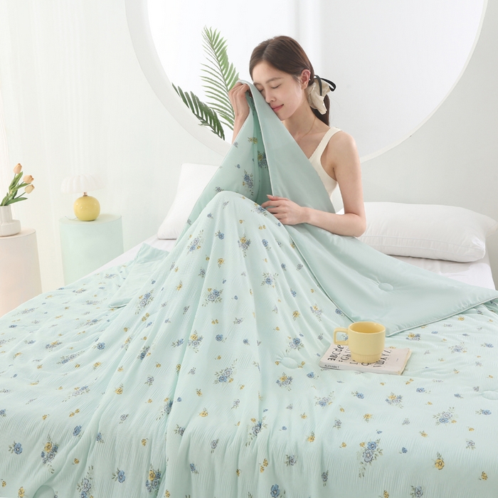 91家纺网 家纺一手货源 找家纺 亚龙工厂店 2026春夏新款网销跨境直播爆款法式小香风皱皱纱冷感被夏被 小飞花