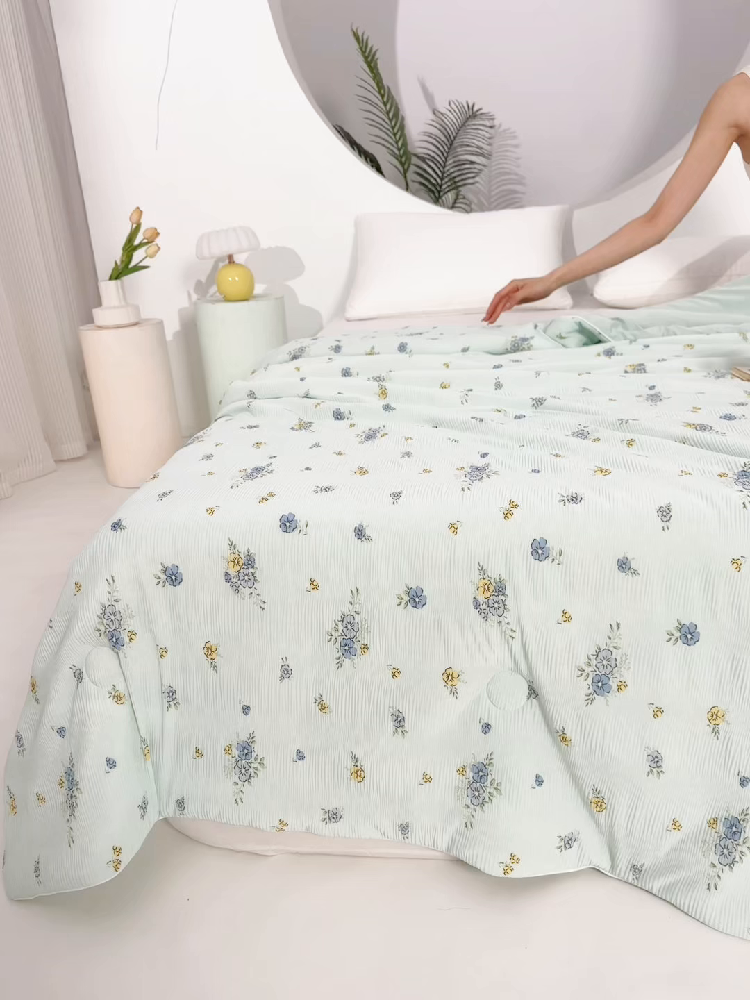 91家纺网 家纺一手货源 找家纺 亚龙工厂店 2026春夏新款网销跨境直播爆款法式小香风皱皱纱冷感被夏被 小飞花