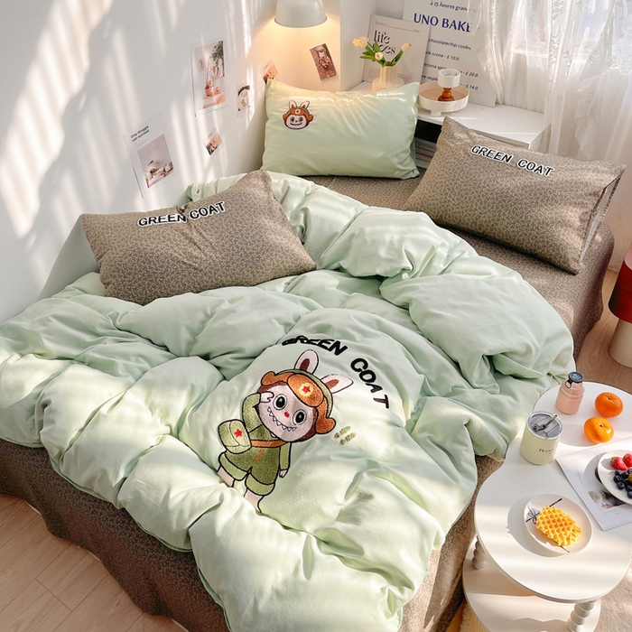 91家纺网 家纺一手货源 找家纺 炫拼家纺 2026新款全棉A类双层纱卡通毛巾绣四件套-泡芙系列 泡芙-红军兔