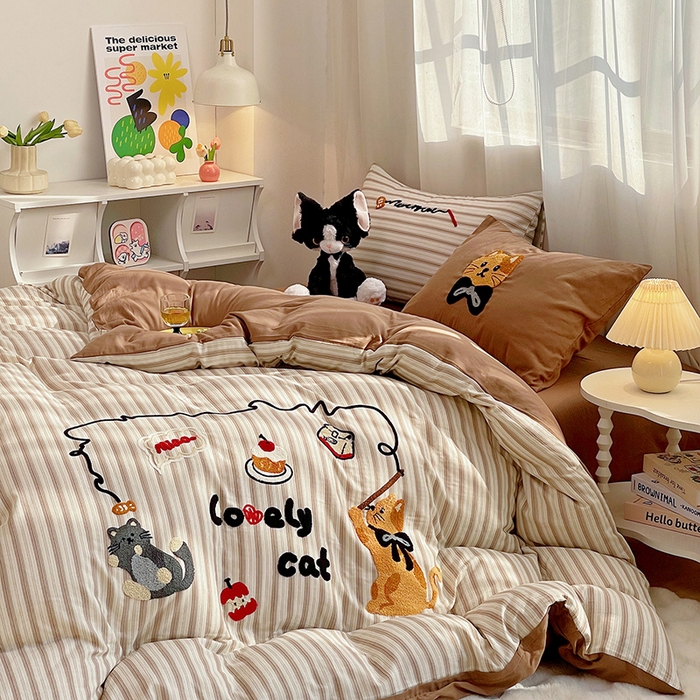 91家纺网 家纺一手货源 找家纺 炫拼家纺 2026新款全棉A类双层纱卡通毛巾绣四件套-泡芙系列 泡芙-小猫