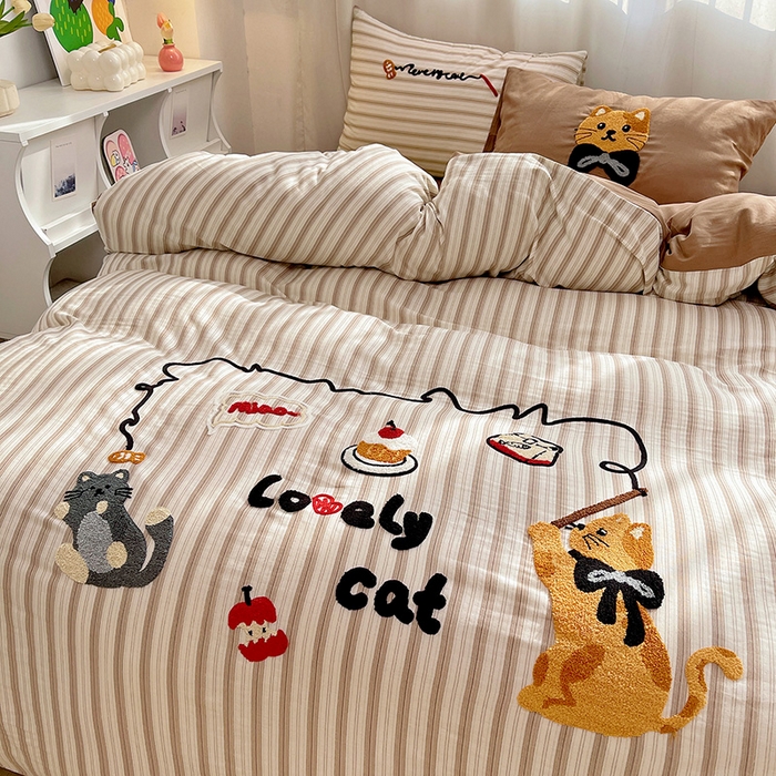 91家纺网 家纺一手货源 找家纺 炫拼家纺 2026新款全棉A类双层纱卡通毛巾绣四件套-泡芙系列 泡芙-小猫