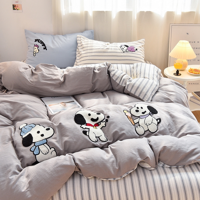 91家纺网 家纺一手货源 找家纺 炫拼家纺 2026新款全棉A类双层纱卡通毛巾绣四件套-泡芙系列 泡芙-小狗派对