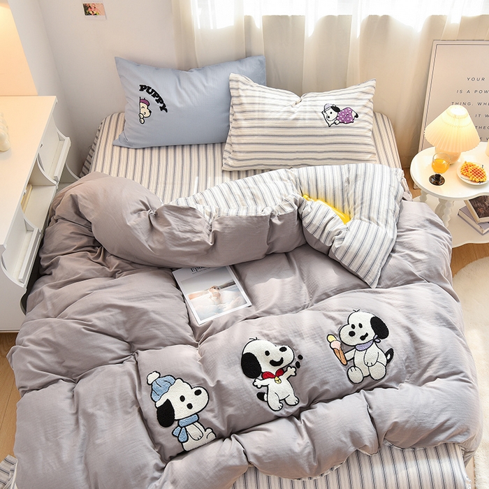 91家纺网 家纺一手货源 找家纺 炫拼家纺 2026新款全棉A类双层纱卡通毛巾绣四件套-泡芙系列 泡芙-小狗派对