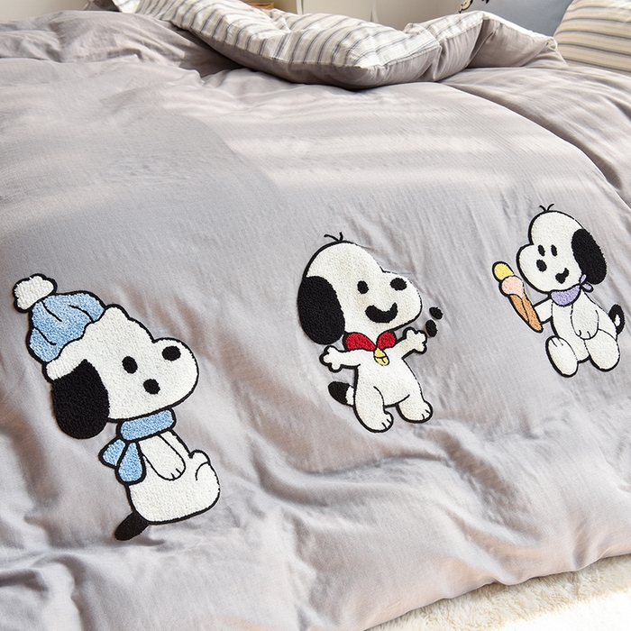 91家纺网 家纺一手货源 找家纺 炫拼家纺 2026新款全棉A类双层纱卡通毛巾绣四件套-泡芙系列 泡芙-小狗派对