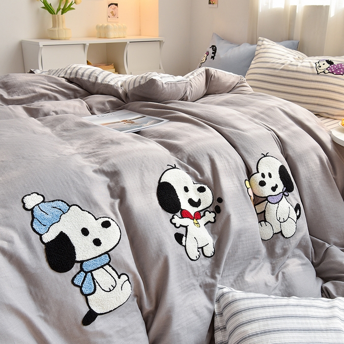 91家纺网 家纺一手货源 找家纺 炫拼家纺 2026新款全棉A类双层纱卡通毛巾绣四件套-泡芙系列 泡芙-小狗派对