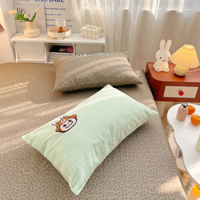 91家纺网 家纺一手货源 找家纺 炫拼家纺 2026新款全棉A类双层纱卡通毛巾绣四件套-泡芙系列 泡芙-红军兔